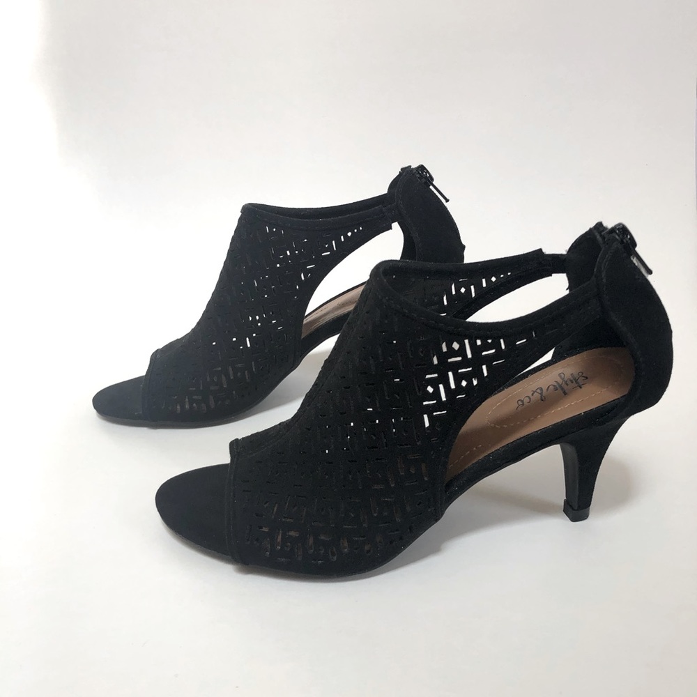 Fun black sandals.